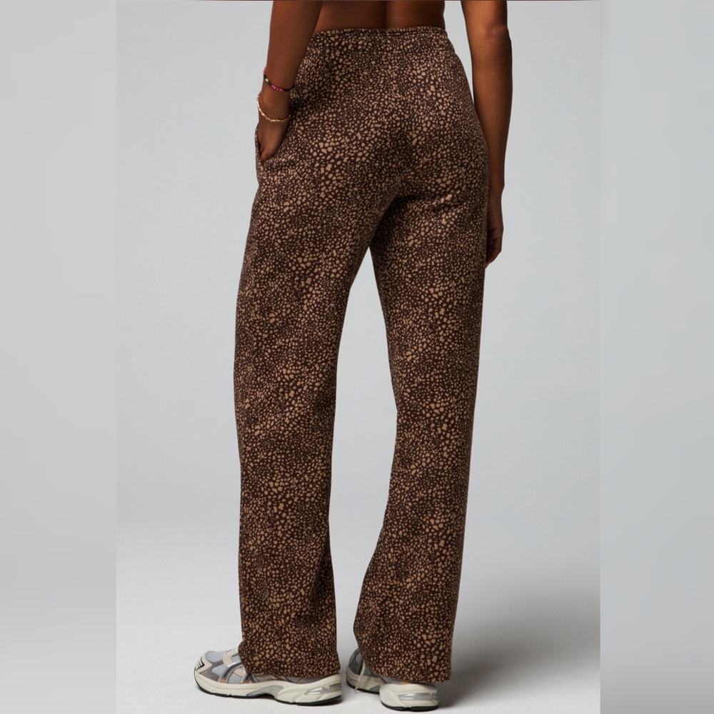Fabletics Cozy Fleece Wide Leg Sweatpant - Medium - NWT - Picture 2 of 7